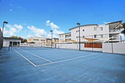 Gallery 7 - Town Centre - Wi-Fi - Linen Included - Tourism Caloundra 3