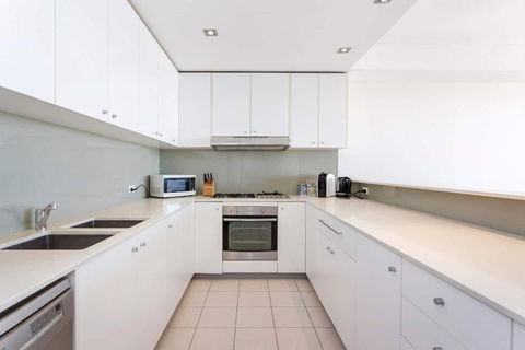 Gallery On High - Large Space With Balcony - Tourism Caloundra 4