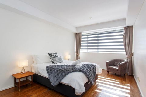 Gallery On High - Large Space With Balcony - Tourism Caloundra 1