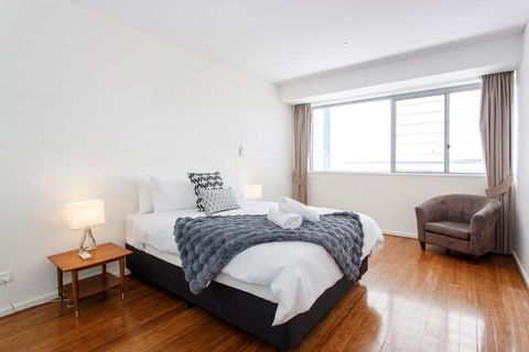 Gallery On High - Large Space With Balcony - Tourism Caloundra 3