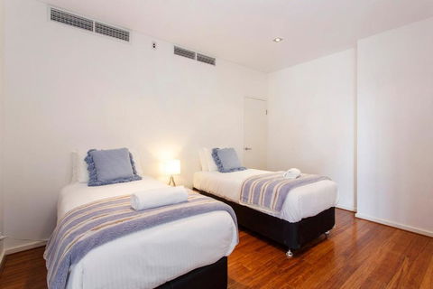Gallery On High - Large Space With Balcony - Tourism Caloundra 2