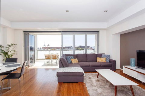 Gallery On High - Large Space With Balcony - Tourism Caloundra 0