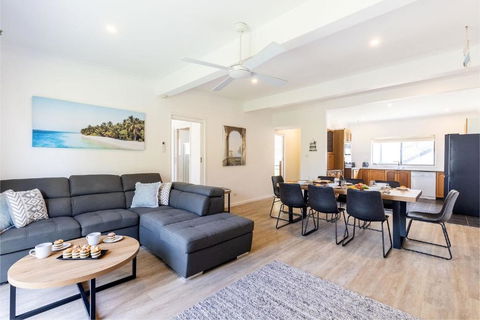 Galoola Hidden Gem, 2 97 Galoola Drive, Pet Friendly, Rooftop Outdoor Area With Spectacular Views, Wi-Fi And Air Conditioning - Tourism Caloundra 1