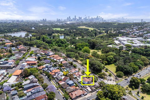 Garden Retreat 5-BDR House Near Centennial Park - Tourism Caloundra 0