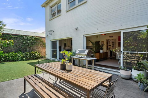 Garden Retreat 5-BDR House Near Centennial Park - Tourism Caloundra 1