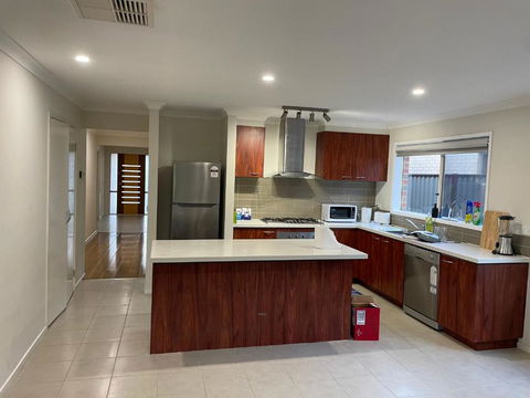 Garden View - Newly Furnished Queen Bedroom - Tourism Caloundra 2