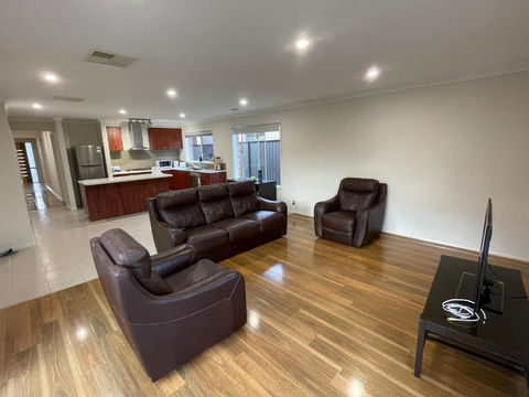 Garden View - Newly Furnished Queen Bedroom - Tourism Caloundra 3