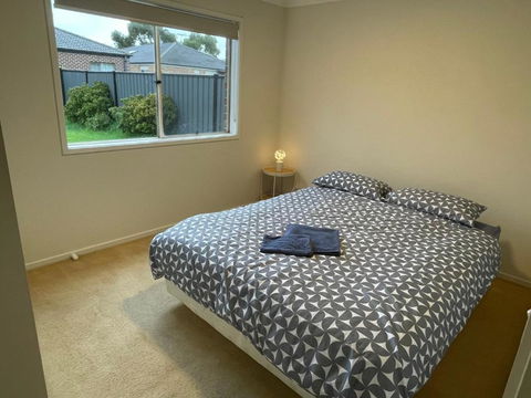 Garden View - Newly Furnished Queen Bedroom - Tourism Caloundra 0