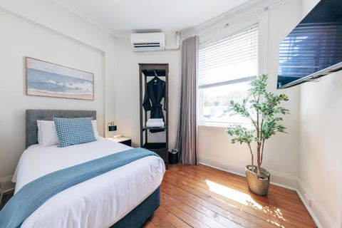 Gaslight Inn - Adults Only - Tourism Caloundra 2