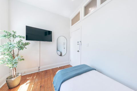 Gaslight Inn - Adults Only - Tourism Caloundra 3