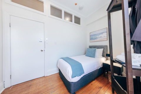 Gaslight Inn - Adults Only - Tourism Caloundra 4