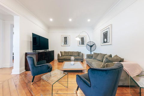 Gaslight Inn - Adults Only - Tourism Caloundra 1