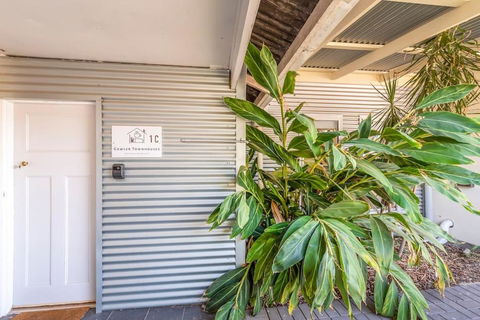 Gawler Townhouses 1C , 1 Queen Bed - Tourism Caloundra 3