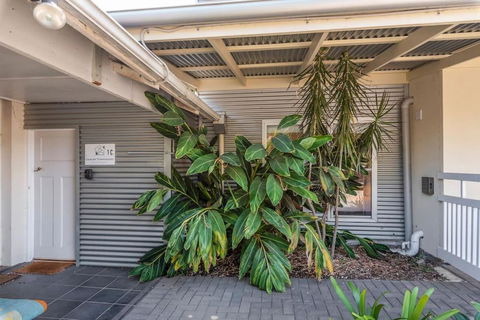 Gawler Townhouses 1C , 1 Queen Bed - Tourism Caloundra 2