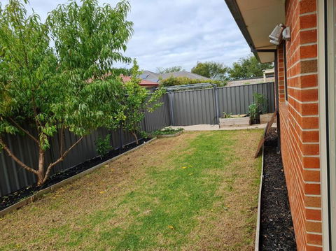 Generous 4 Bedroom Home Close To Park And Shops - Tourism Caloundra 1
