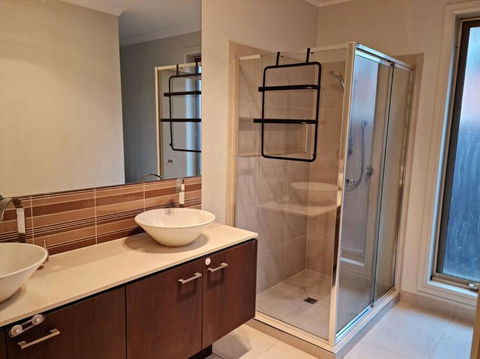 Generous 4 Bedroom Home Close To Park And Shops - Tourism Caloundra 2