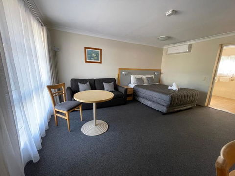 George Bass Motor Inn - Tourism Caloundra 4