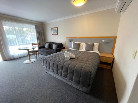 George Bass Motor Inn - Tourism Caloundra 0