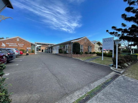 George Bass Motor Inn - Tourism Caloundra 1