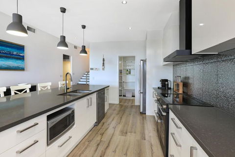 GEORGE8- THE ULTIMATE, FAMILY BEACH HOUSE! - Tourism Caloundra 4