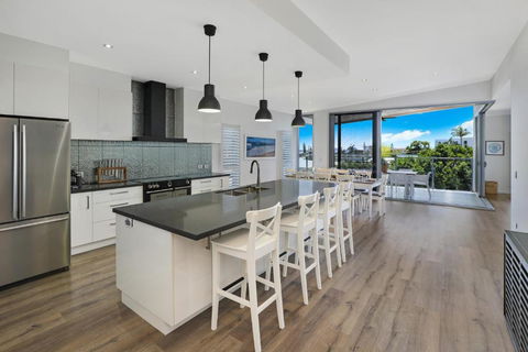 GEORGE8- THE ULTIMATE, FAMILY BEACH HOUSE! - Tourism Caloundra 1