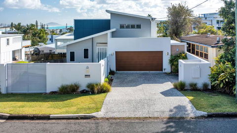 GEORGE8- THE ULTIMATE, FAMILY BEACH HOUSE! - Tourism Caloundra 0