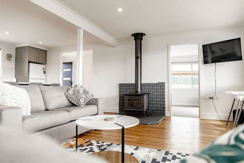 Georges Bay Bungalow - Home - Tourism Caloundra 0