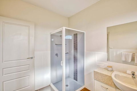 Georges Bay Luxury - Tourism Caloundra 4