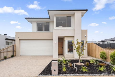 Georgina By The Bay - Tourism Caloundra 0