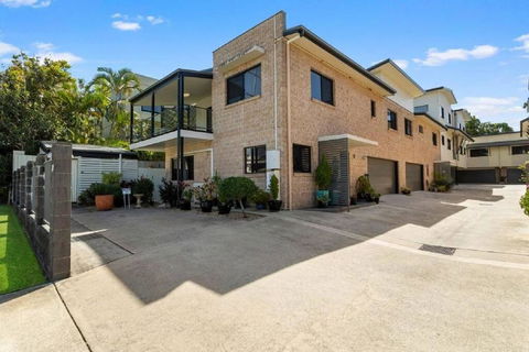 Georgina Townhouse - Tourism Caloundra 0