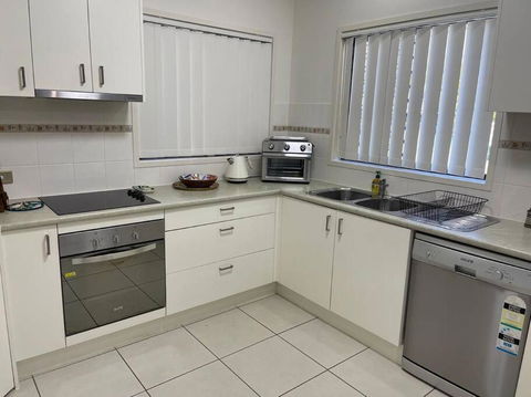 Georgina Townhouse - Tourism Caloundra 2