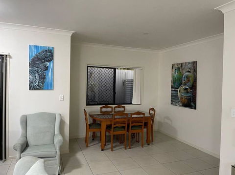 Georgina Townhouse - Tourism Caloundra 3