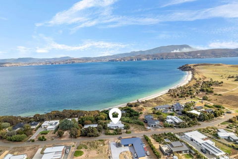 Getaway Hideaway-close To Beach Sleeps-8 - Tourism Caloundra 0
