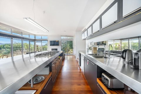 Getaway Hideaway-close To Beach Sleeps-8 - Tourism Caloundra 3