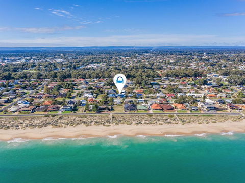 Giggles Beach House In Silver Sands - Tourism Caloundra 0