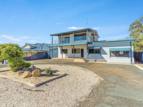 Giggles Beach House In Silver Sands - Tourism Caloundra 1
