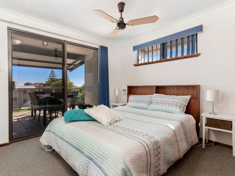 Giggles Beach House In Silver Sands - Tourism Caloundra 2