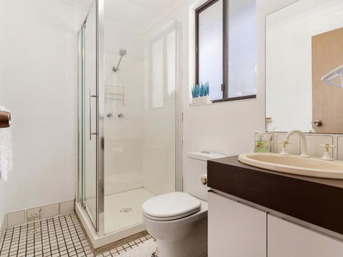 Giggles Beach House In Silver Sands - Tourism Caloundra 3