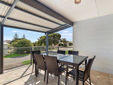 Giggles Beach House In Silver Sands - Tourism Caloundra 4