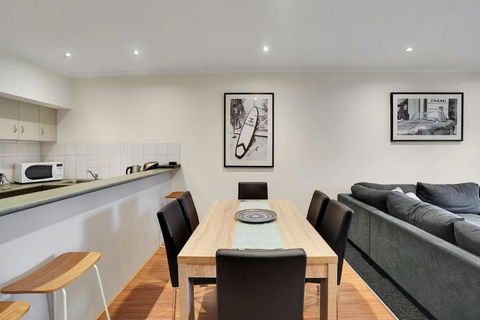 Gilles Apartment - Tourism Caloundra 4