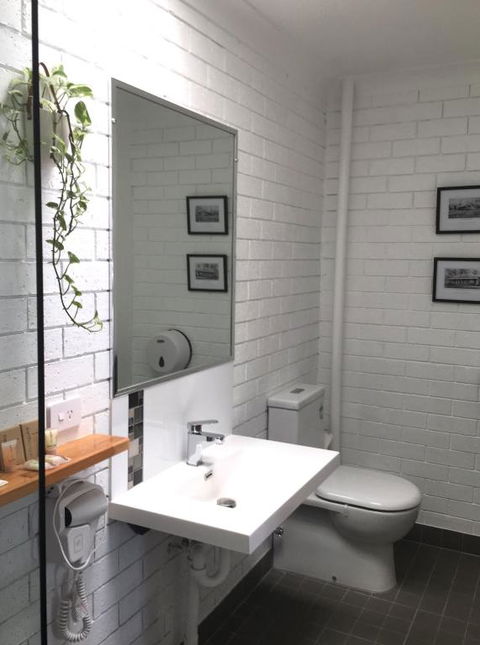 Gin Gin Village Motor Inn Motel QLD - Tourism Caloundra 4
