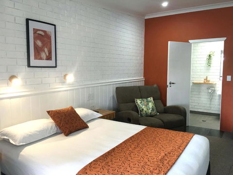 Gin Gin Village Motor Inn Motel QLD - Tourism Caloundra 0