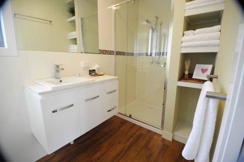 Gisborne Peak Winery Short Term Stays - Tourism Caloundra 4