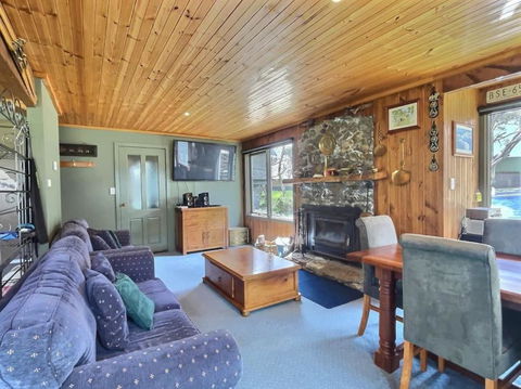 Glacier Chalet - Tourism Caloundra 2