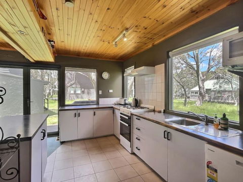 Glacier Chalet - Tourism Caloundra 3
