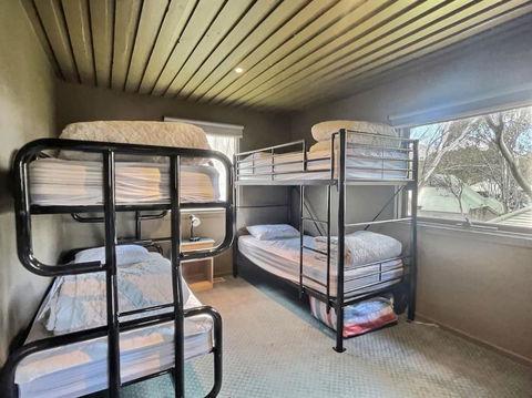 Glacier Chalet - Tourism Caloundra 4