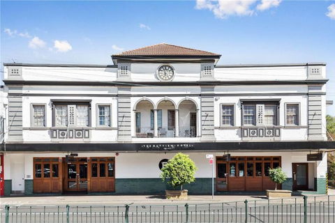 GLAD1 - Monash Rd - Gladesville - Tourism Caloundra 2