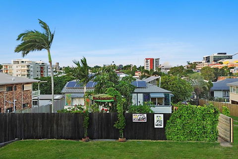 Gladstone Backpackers - Tourism Caloundra 1