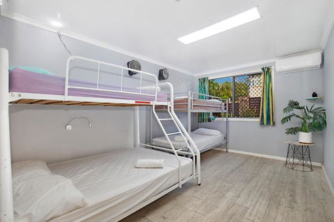 Gladstone Backpackers - Tourism Caloundra 4