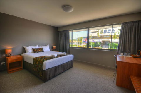 Gladstone Reef Hotel Motel - Tourism Caloundra 3